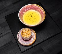 Сырный суп с беконом и орегано