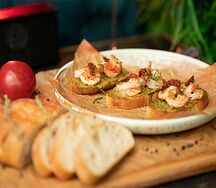 Брускетта с рукколой, креветками и вялеными томатами