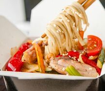 Вок с курицей и креветками