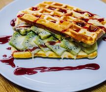 Вафли с киви и сгущёнкой