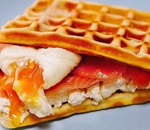 Вафли сырные с семгой и яйцом пашот