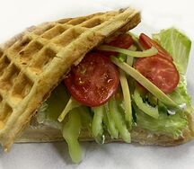 Вафли сырные с авокадо и овощами