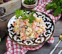 Салат Оливье с колбасой из курицы