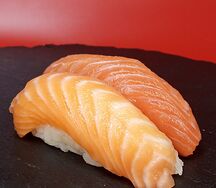 Суши с лососем