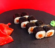 Мини-ролл с копченым лососем