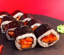 Много рыбы с подкопченным лососем