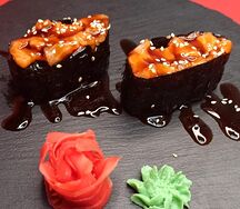 Суши с копченым лососем