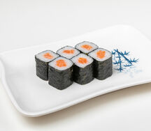 Ролл с копченным лососем