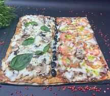 Половинки мяспиццы - два вкуса