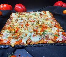 Мяспицца с копчеными колбасками и паприкой