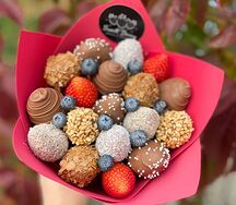 Букет из клубники в шоколаде с голубикой Лесная фантазия