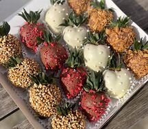 Клубника в шоколаде (композиция Грильяж)