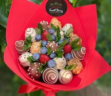 Букет из клубники в шоколаде с мятой и голубикой Красная бусинка