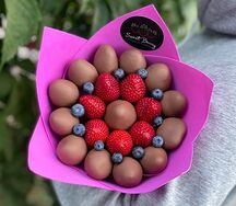 Букет из клубники в шоколаде с голубикой Фуксия