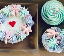 Нежный бенто-торт на день матери и два капкейка