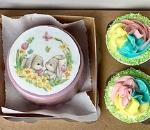 Бенто - торт и 2 капкейка с пасхальными кроликами