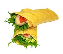 Ролл с курицей, зеленым салатом и соусом Цезарь