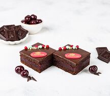 Шоколадное с вишней пирожные-дуэт
