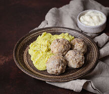 Тефтельки мясные с картофельным пюре, брокколи и сливочным соусом