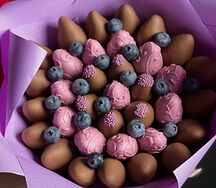 Букет из клубники в шоколаде Черничное наслаждение М