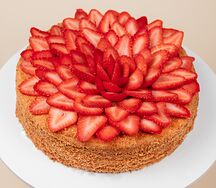 Медовик с клубникой