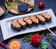 Гункан с лососем