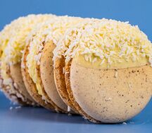 Десерт Macarons big кокос