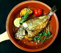 Запеченная дорадо с розмарином и апельсиновыми дольками