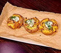 Картофель, запеченный со сливочным маслом и домашним сыром