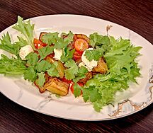 Салат из хрустящих баклажанов с мягким сыром