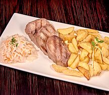 Стейк из языка с капустой и картофелем