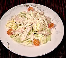 Салат Цезарь с курицей