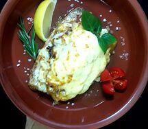 Морской окунь под сыром и томатом