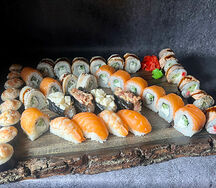 Сет Пати на кровати