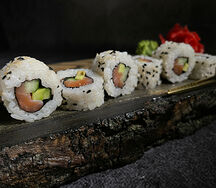 Ролл Калифорния с копчёным лососем