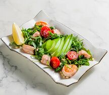 Руккола с лососем и креветками