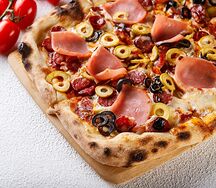 Римская с ветчиной и колбасками (20х30 см)