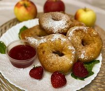 Пончики классические с клубникой большие