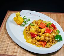 Курица с ананасом в кисло-сладком соусе