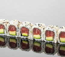 Ролл с тунцом и авокадо