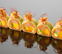 Сашими ролл с лососем, дорадо и манго