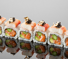 Ролл с фалангой краба и черной икрой