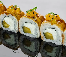 Ролл со страчателлой, угрем и манго