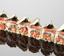 Ролл с тунцом, черной икрой и опаленным торо