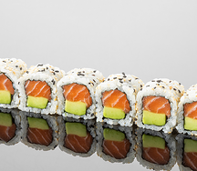 Ролл с лососем и авокадо