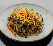 Крахмальная лапша с овощами и мясом