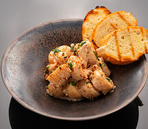 Креветки с гребешком в сливочно-чесночном соусе