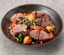 Салат с уткой, свеклой и яблоком