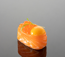 Суши в лососе с красной икрой и желтком