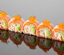 Сашими ролл с лососем и острым крабом